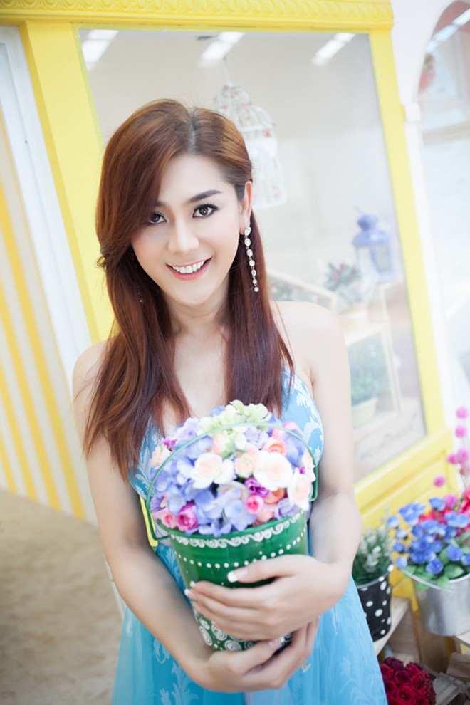 Lâm Chi Khanh nghiện khoe ngực 'khủng' nhờ dao kéo - ảnh 3